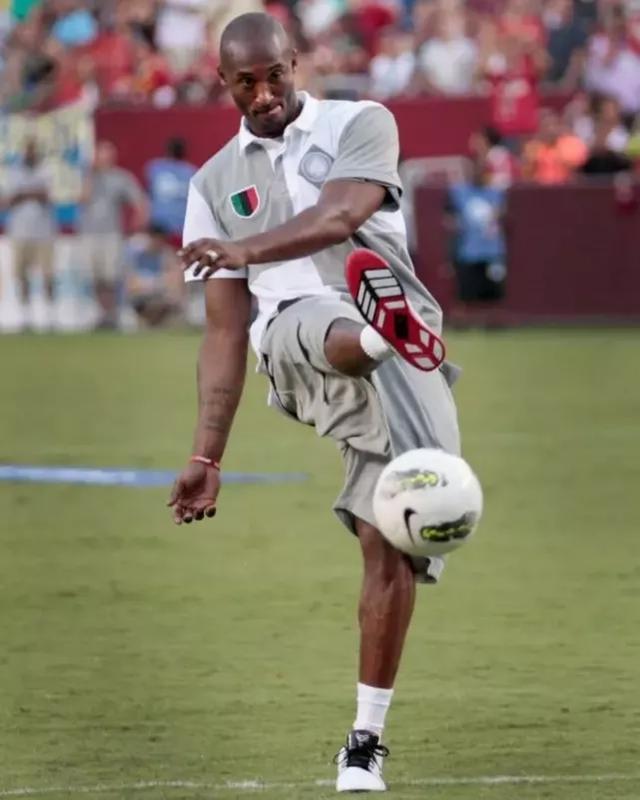 纽卡斯尔新援前锋表现不佳，转会费花销巨大，球队成绩欠佳。（重金引援未见成效：纽卡斯尔锋线新援低迷，战绩不理想）