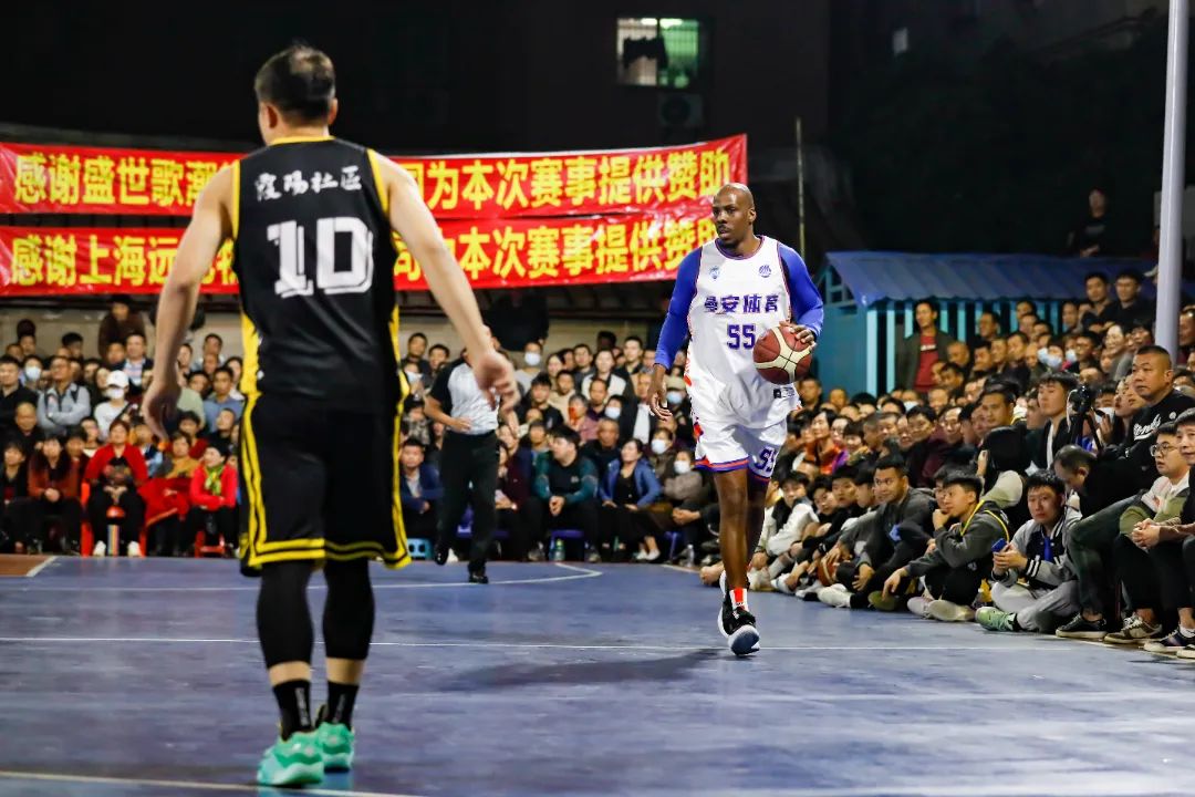 拜仁总监谈转会引援：重点是要新老搭配，保持球队竞争力（拜仁总监谈引援策略：新老结合，确保球队竞争力）