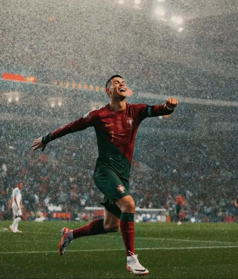 梅西在球场内与印度球迷挥手互动，之后活动因骚乱提前结束（梅西赛场向印度球迷挥手致意，现场骚乱致活动提前收场）