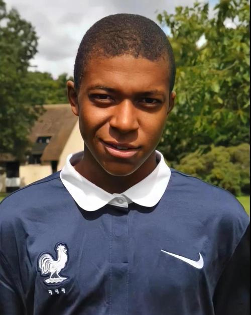 挪威后卫：中场休息时哈兰德让我们多传中，最后奏效了（挪威后卫透露：中场休息哈兰德要求加强传中，最终见效）